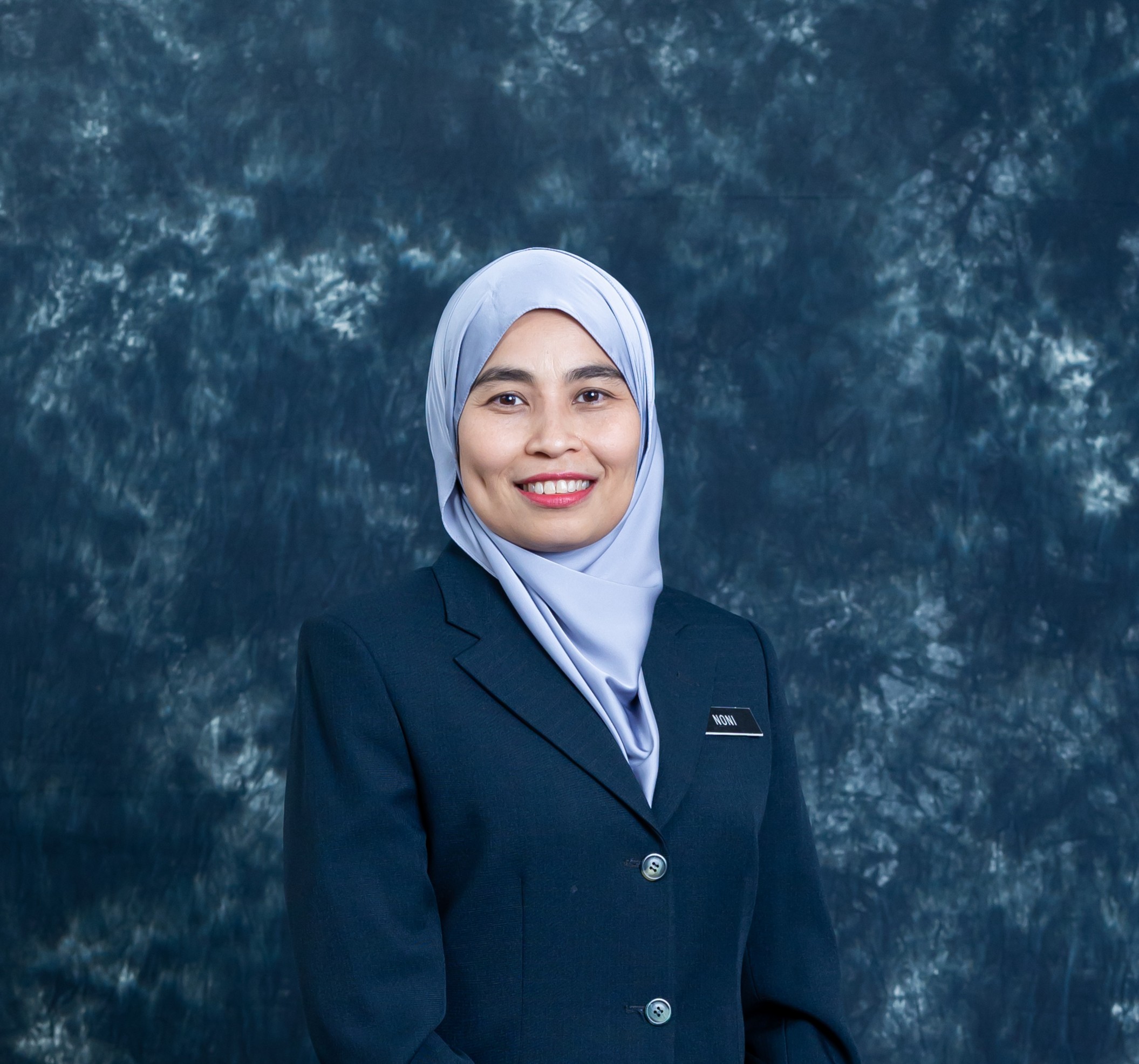  Puan Noni Salmina binti Abu 